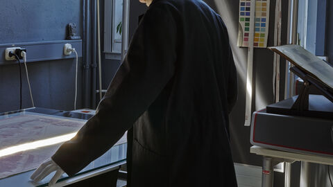 Mitarbeiter bei der Herstellung von Digitalisaten an einem Scanner