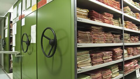 Rollregalanlage in einem Magazin gefüllt mit Akten.