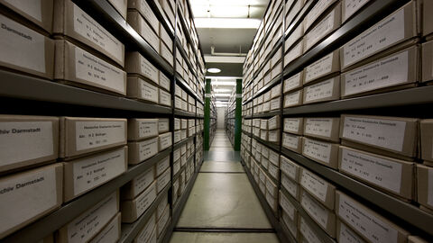 Magazinraum mit Regalen und Archivkartons