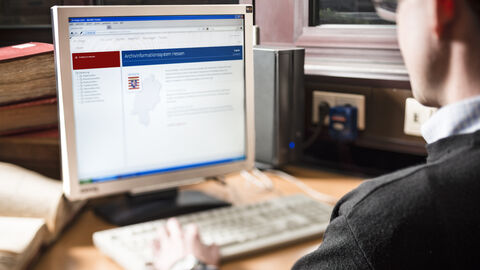 Ein Archivar bei der Recherche in Arcinsys