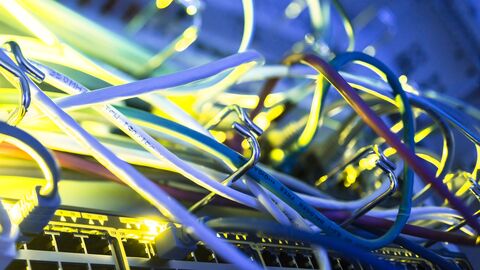leuchtende Kabel in einem Serverraum.