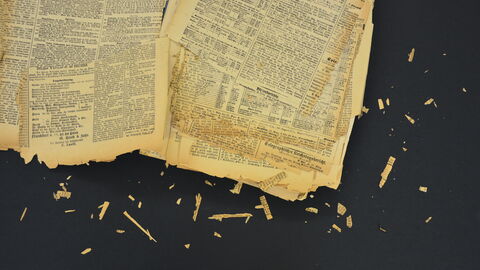 Papierzerfall Zerfall von säurehaltigem Papier