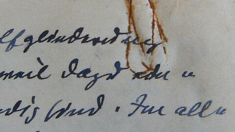 Rostiger Büroklammerabdruck auf handschriftlichem Dokument