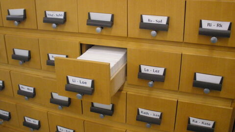 Zettelkatalog mit geöffneter Schublade