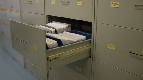 Bildersammlung  Metallener Schrank mit offener Schublade.