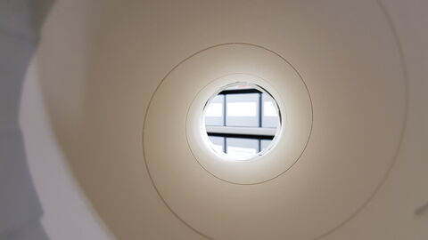 Blick durch eine Röhre auf Archivkartons.